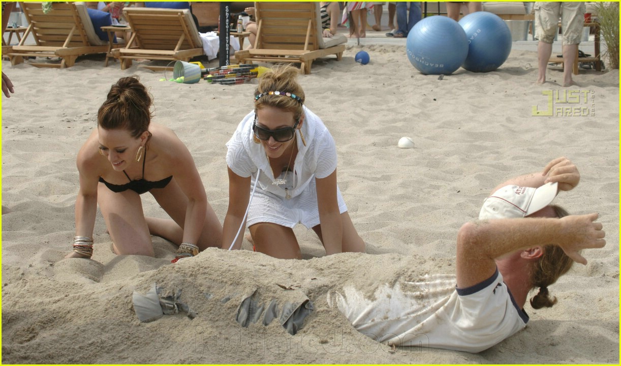 hilary-duff-buring-paparazzi-in-the-sand-03